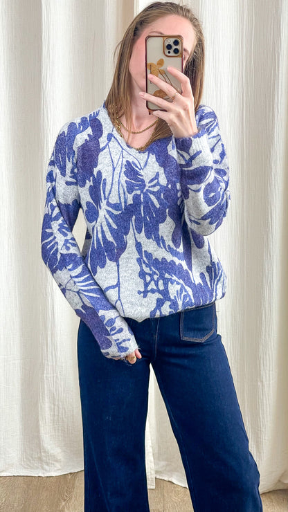 Pull femme motif floral bleu et gris col V coupe ajustée style bohème chic