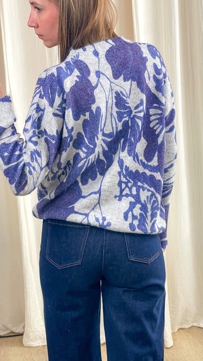 Pull femme en maille gris chiné motif floral bleu violet style bohème, coupe décontractée, vue de dos
