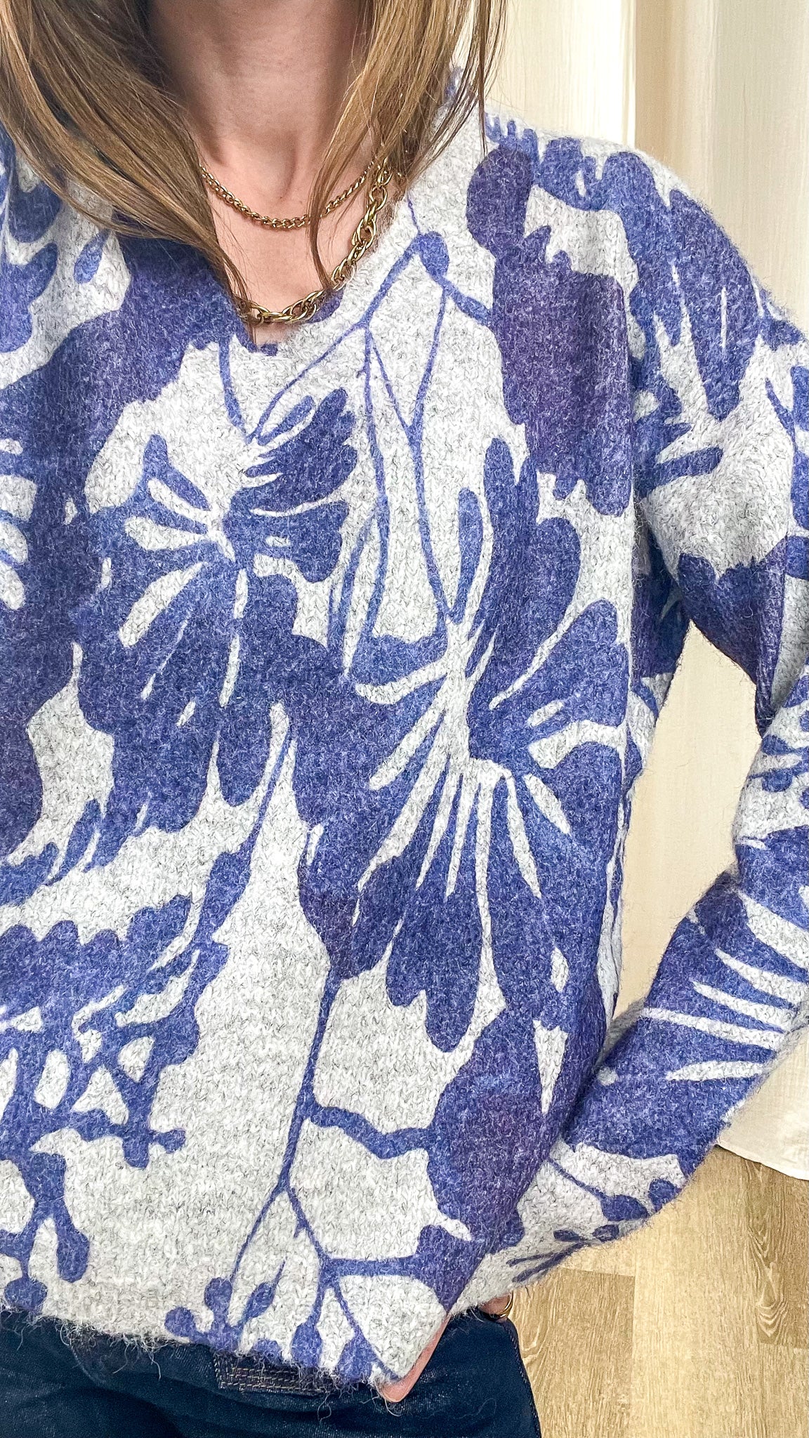 Pull femme en maille douce gris chiné motif floral bleu lavande coupe ample style bohème chic