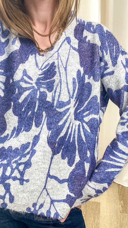 Pull femme en maille douce gris chiné motif floral bleu lavande coupe ample style bohème chic