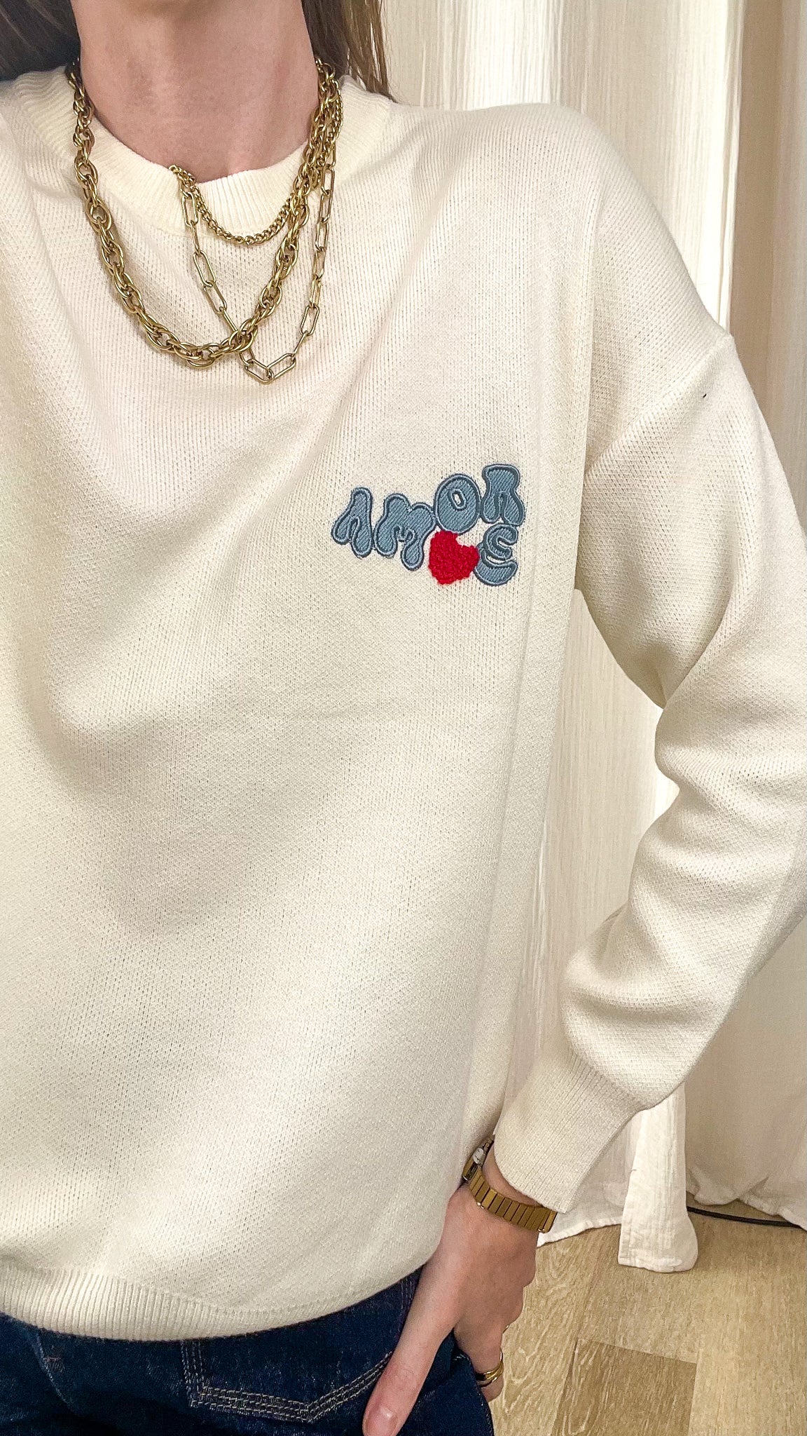 Pull femme écru en maille douce avec broderie Amore et cœur rouge, col rond oversize style casual chic