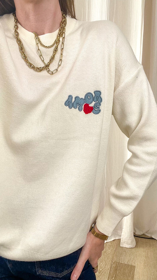 Pull femme écru en maille douce avec broderie Amore et cœur rouge, col rond oversize style casual chic