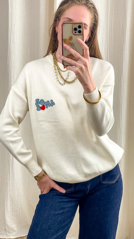 Pull femme écru en maille douce coupe oversize avec broderie Amore cœur rouge, porté avec jean brut et bijoux dorés