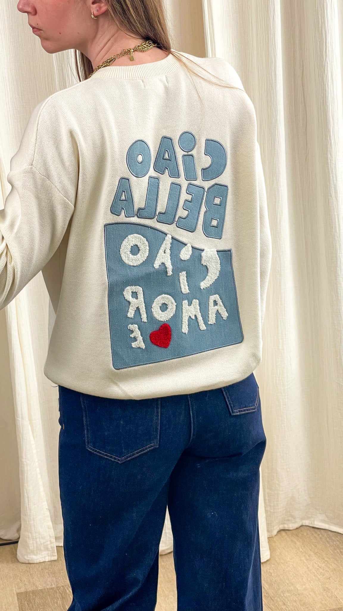 Pull écru femme avec inscription Ciao Bella et patchwork denim brodé dans le dos, style italien décontracté