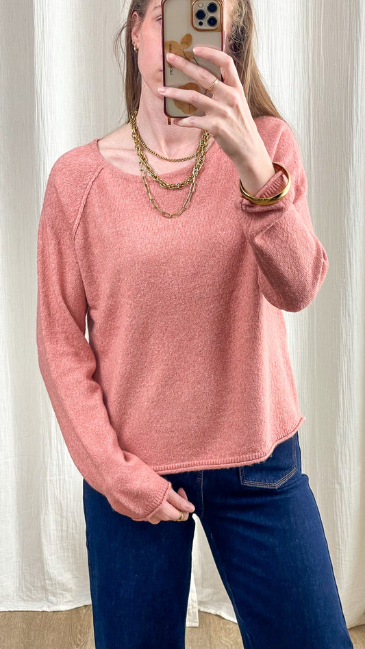 Pull femme rose maille douce col rond coupe oversize décontractée porté avec jean bleu et colliers dorés