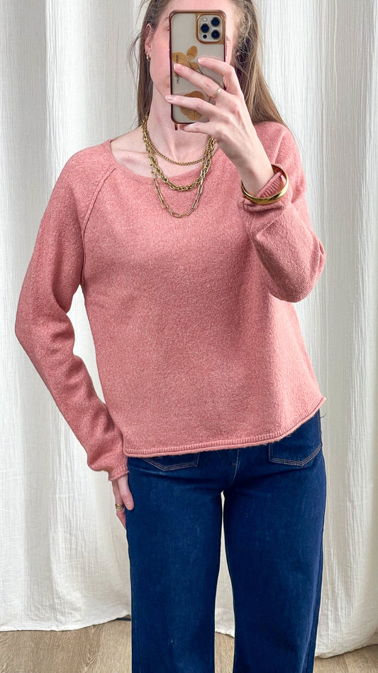Pull femme rose poudré col rond en maille douce, coupe ample décontractée, style casual chic hiver