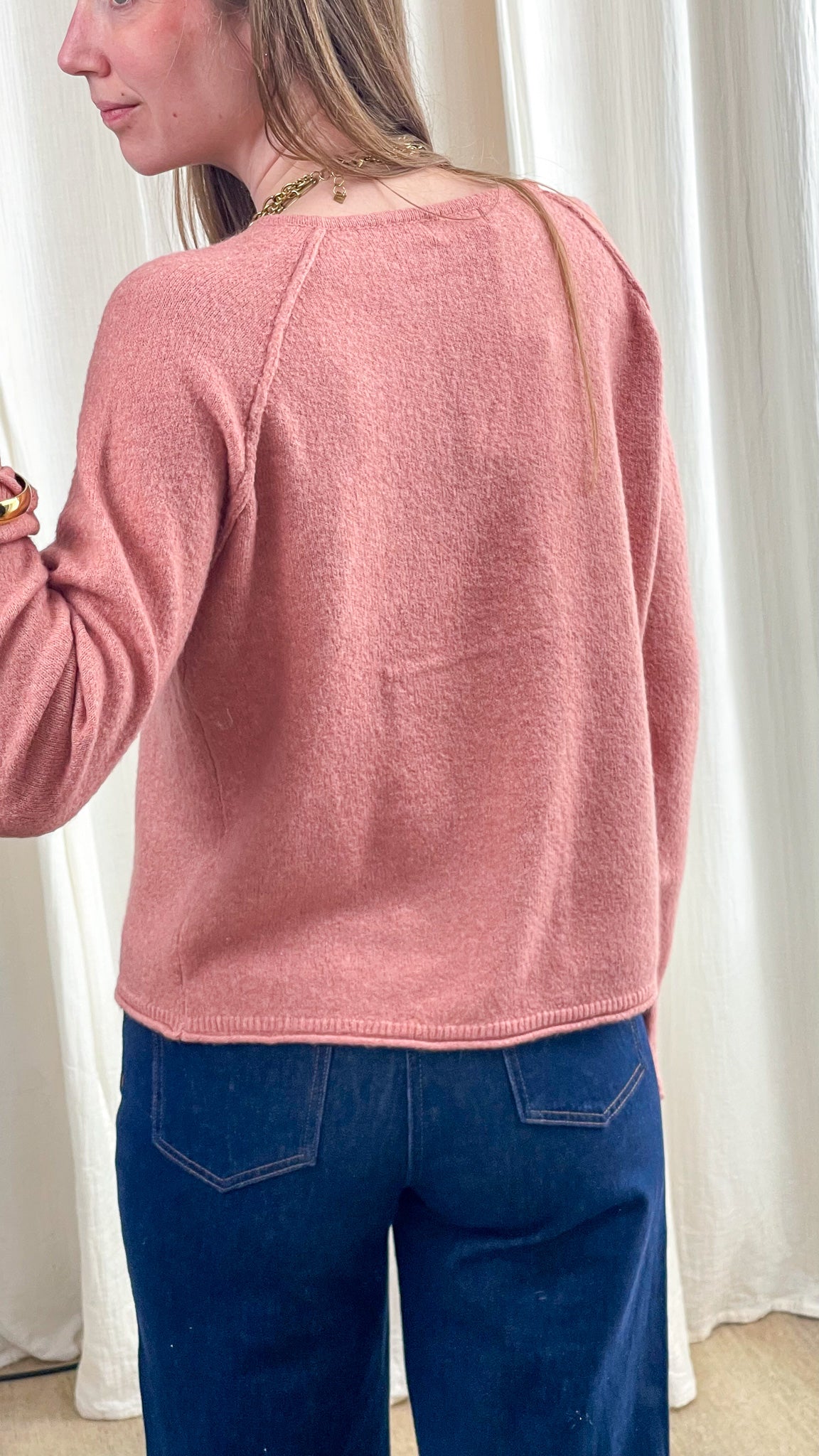 Pull femme rose ancien en maille douce coupe décontractée manches longues avec coutures raglan apparentes