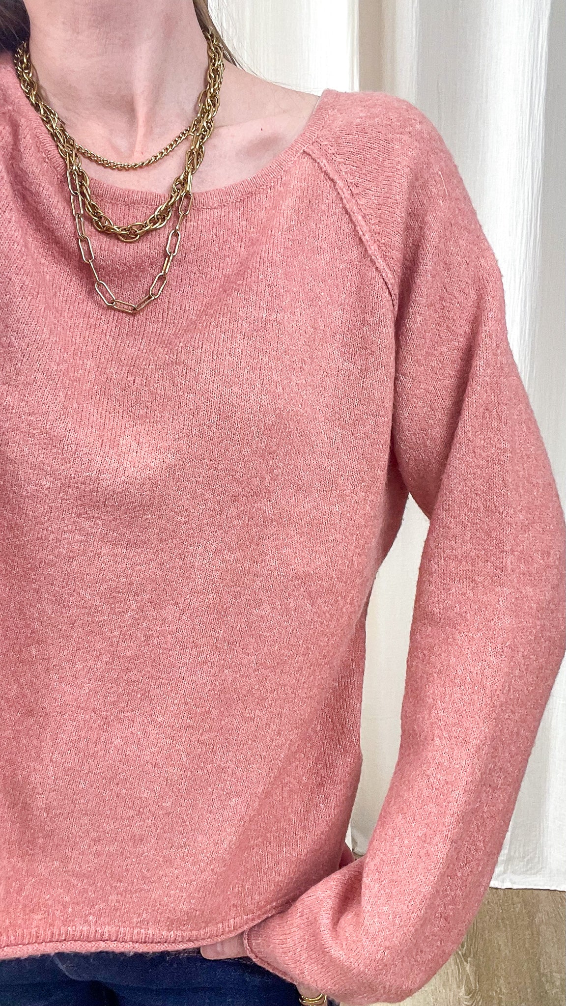 Pull femme rose chiné col rond manches longues coupe décontractée porté avec colliers dorés superposés