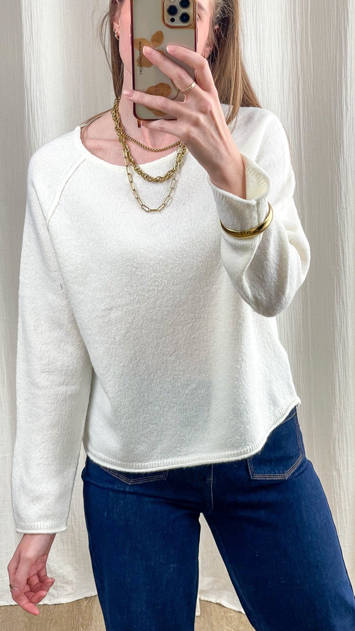 Pull femme blanc cassé col rond coupe ample en maille douce style casual chic porté avec jean brut
