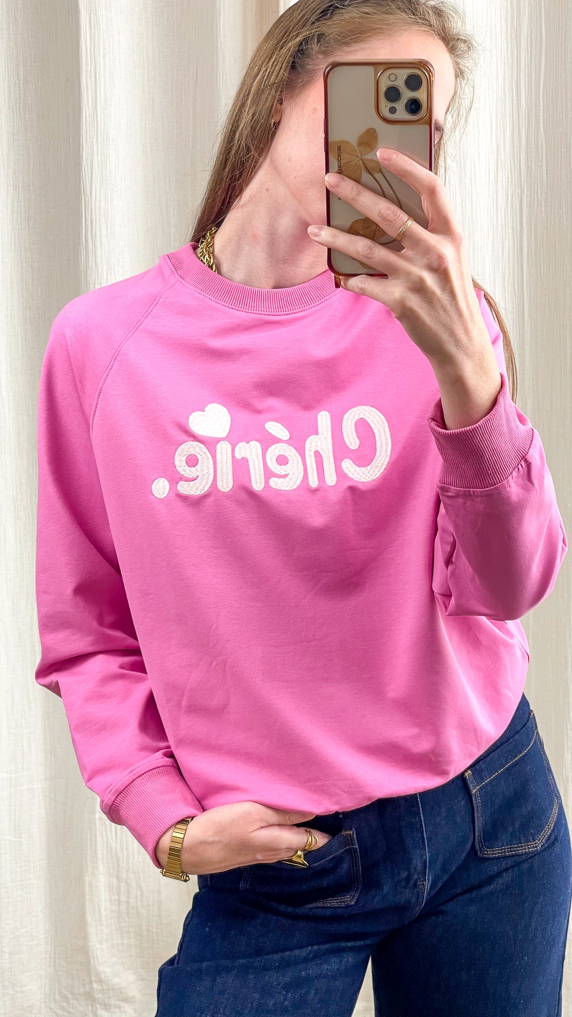 Sweat rose Chérie brodé avec cœur femme coupe décontractée manches longues style casual chic
