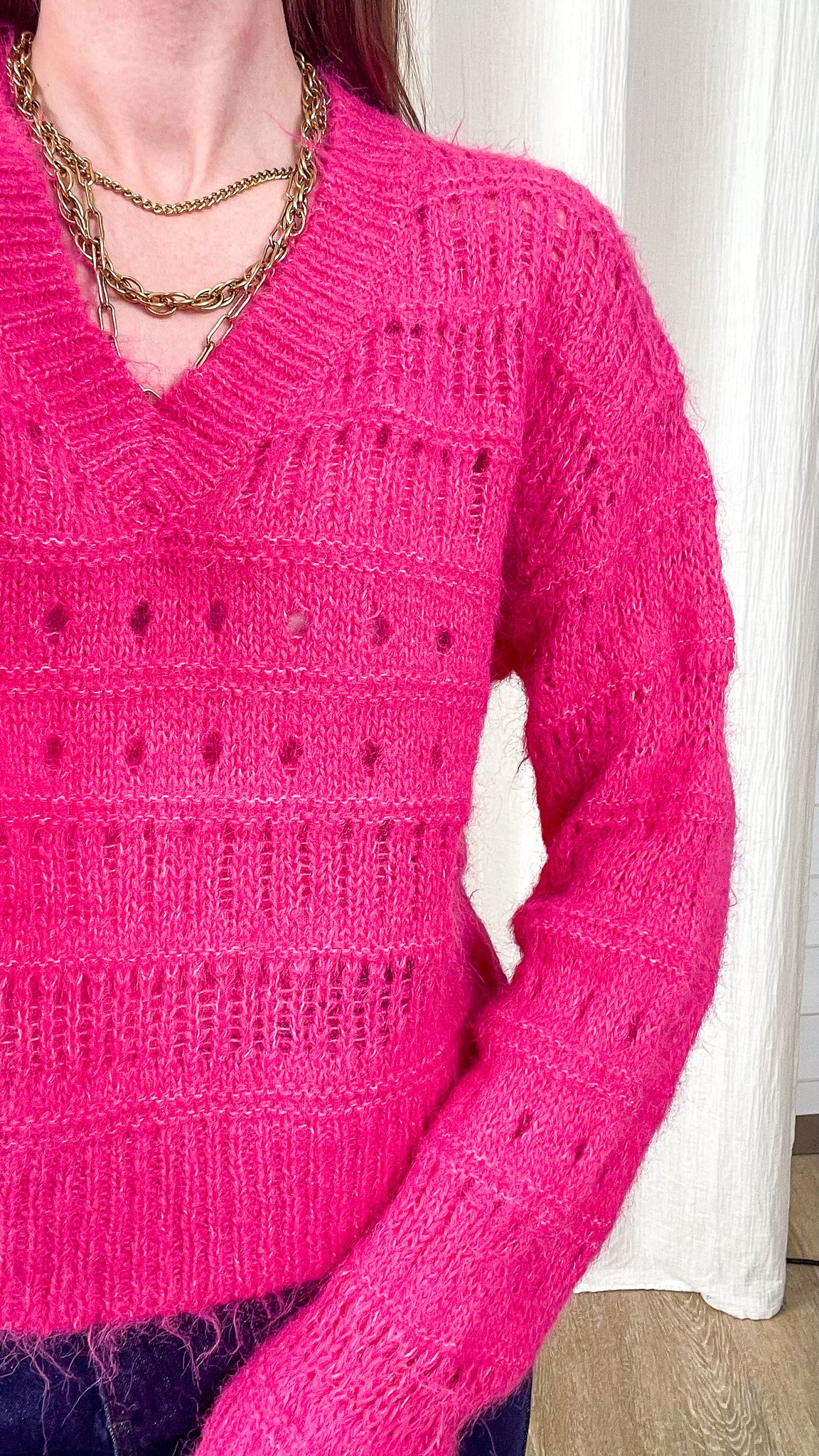 Pull femme maille ajourée rose fuchsia col V coupe courte style mohair doux tendance hiver