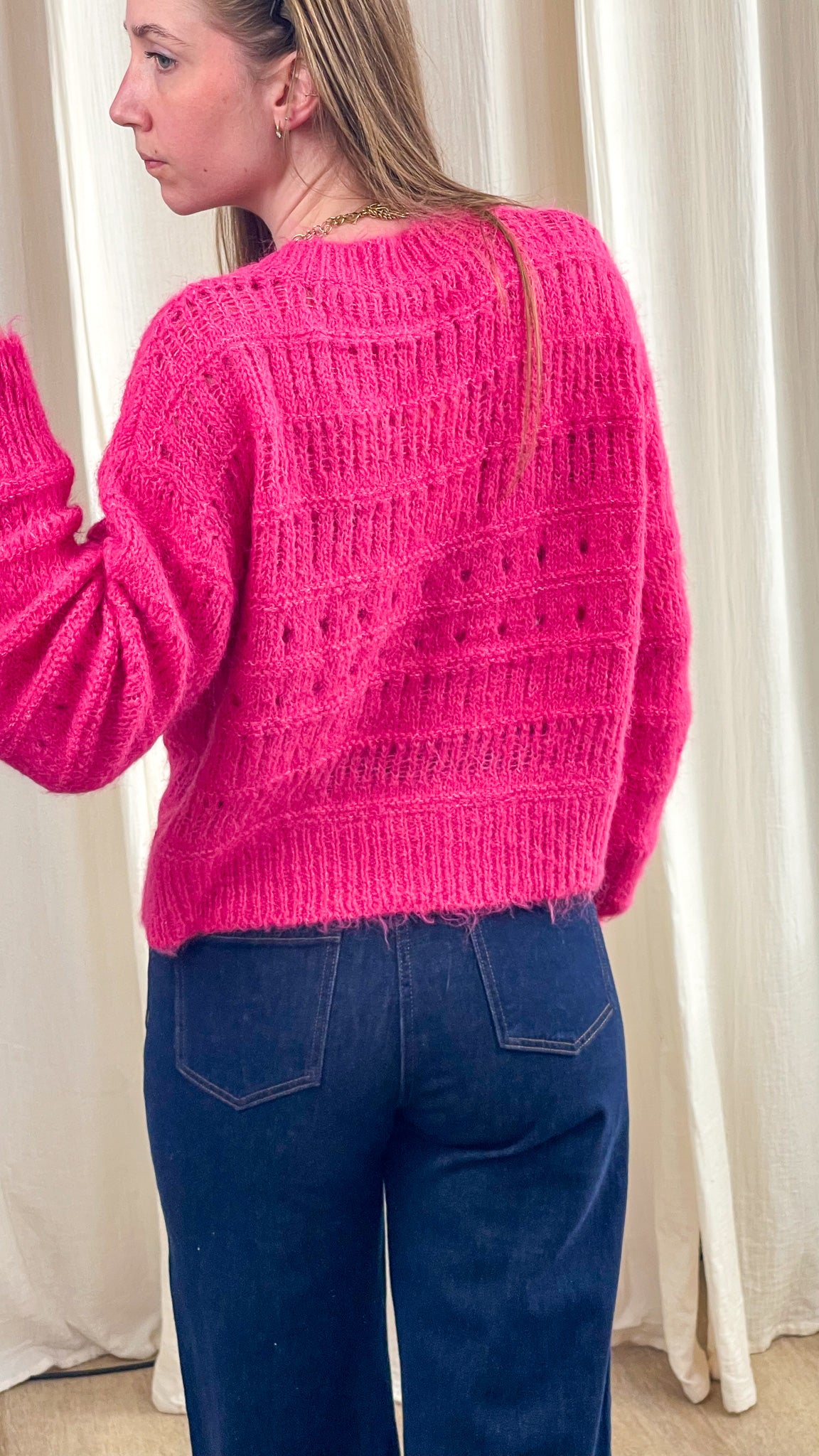 Pull maille ajourée rose fuchsia femme coupe cropped dos manches bouffantes style tendance hiver