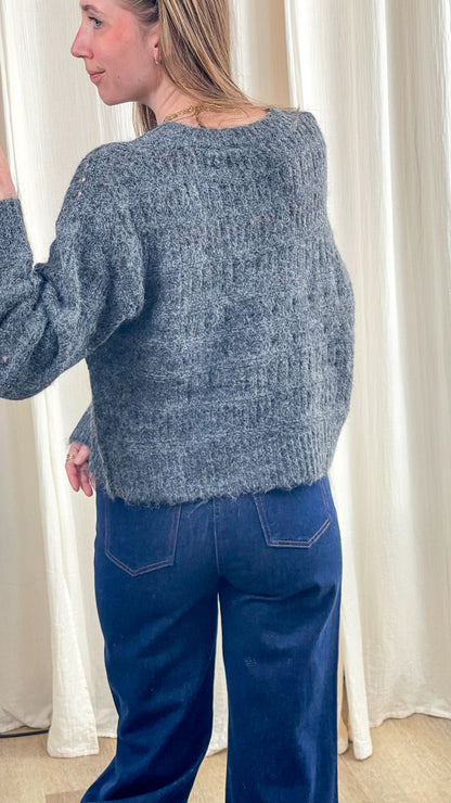 Pull Dorothy gris chiné en maille torsadée douce coupe oversize femme porté avec jean taille haute bleu brut