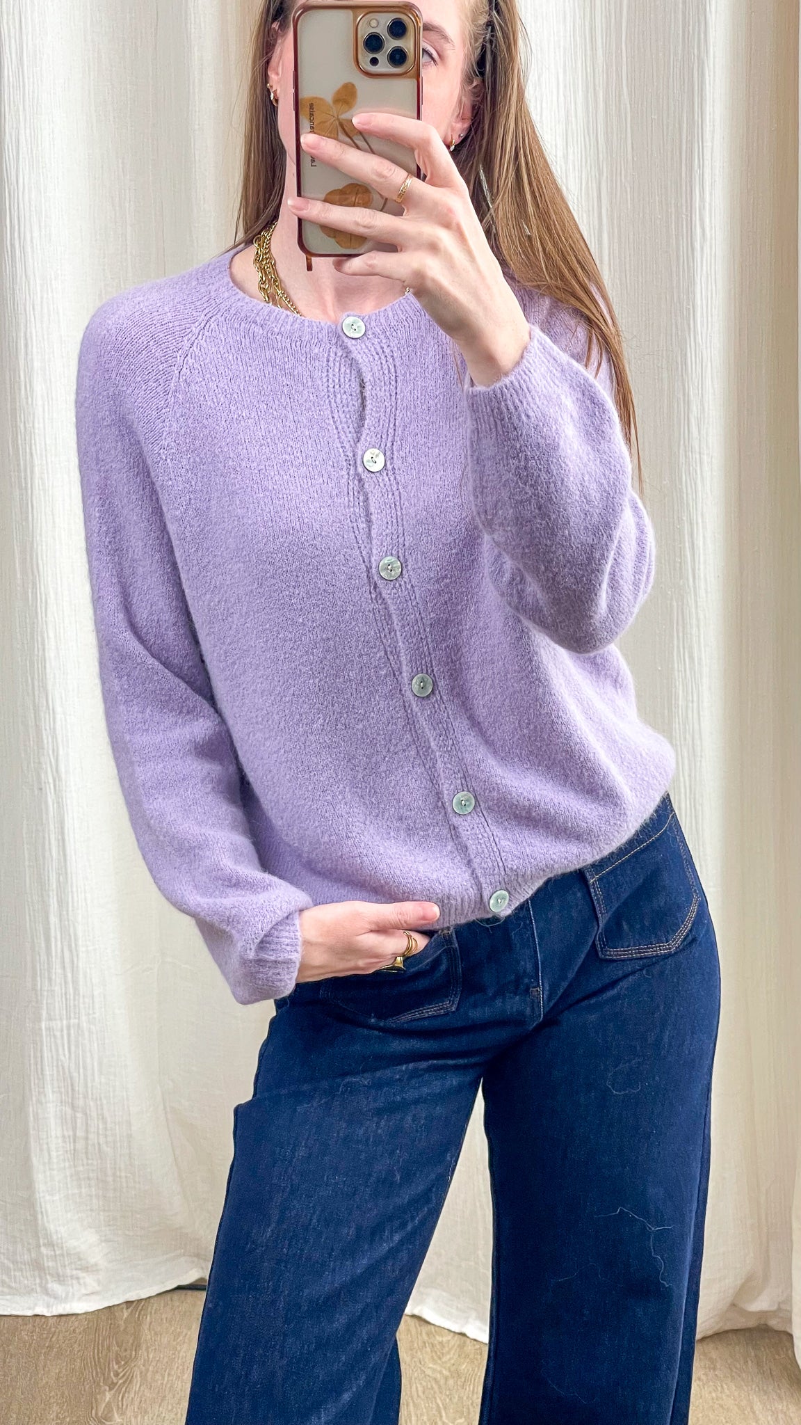 Gilet cardigan violet lavande en maille douce à boutons femme, coupe classique et confortable