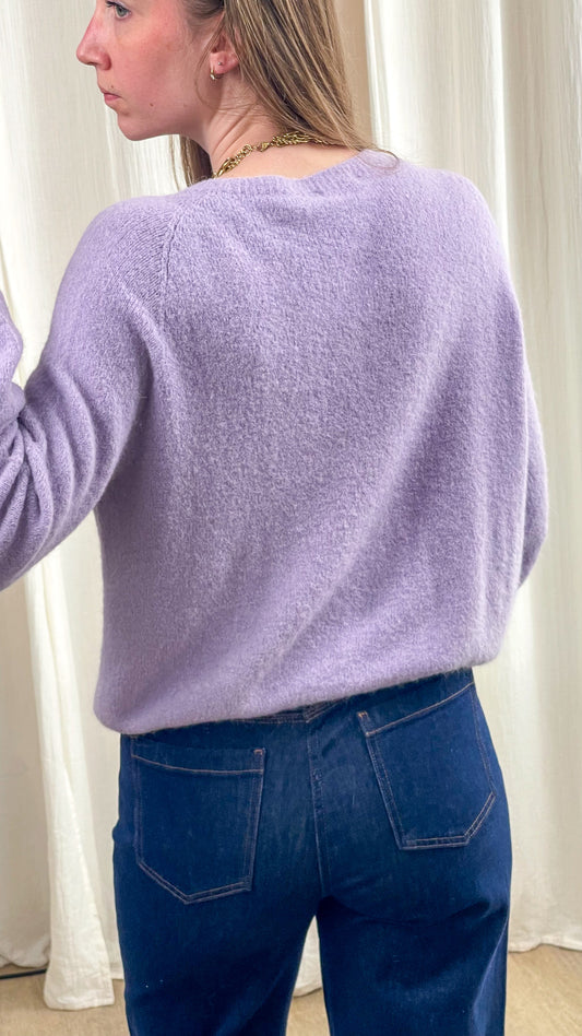 Pull femme lilas en maille douce coupe oversize, associé à un jean taille haute bleu foncé, style casual chic