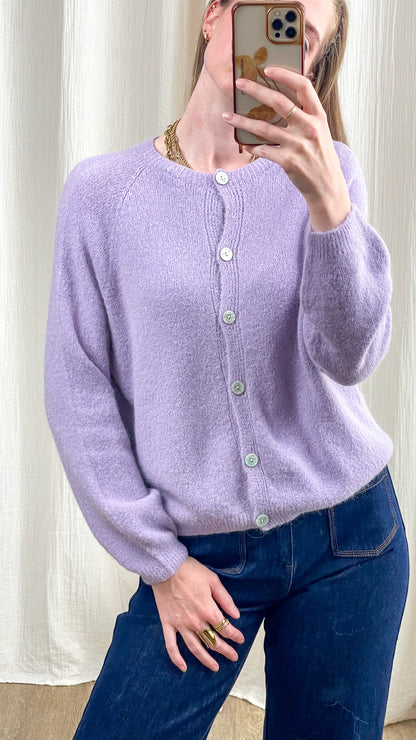 Gilet cardigan lavande en maille douce femme avec boutons nacrés coupe loose tendance