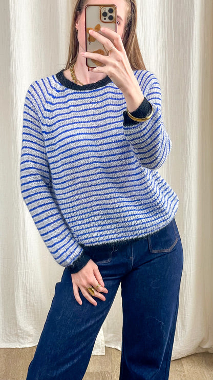 Pull rayé bleu et gris en maille douce col rond femme, coupe décontractée style marinière chic