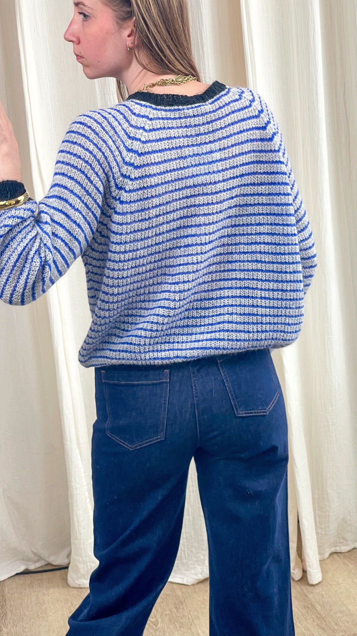 Pull rayé gris et bleu col rond femme en maille douce, coupe décontractée style marinière casual