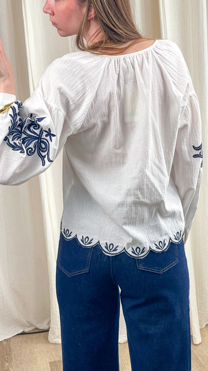 Blouse Alice blanche coton broderie bleue manches bouffantes style bohème femme détail dos scallop