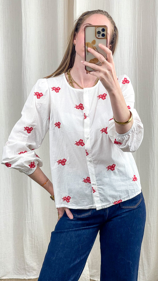 Blouse blanche brodée fleurs rouges manches bouffantes style romantique femme, chemise coton légère printemps été