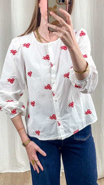 Blouse Martine blanche manches bouffantes broderie florale rouge femme style romantique