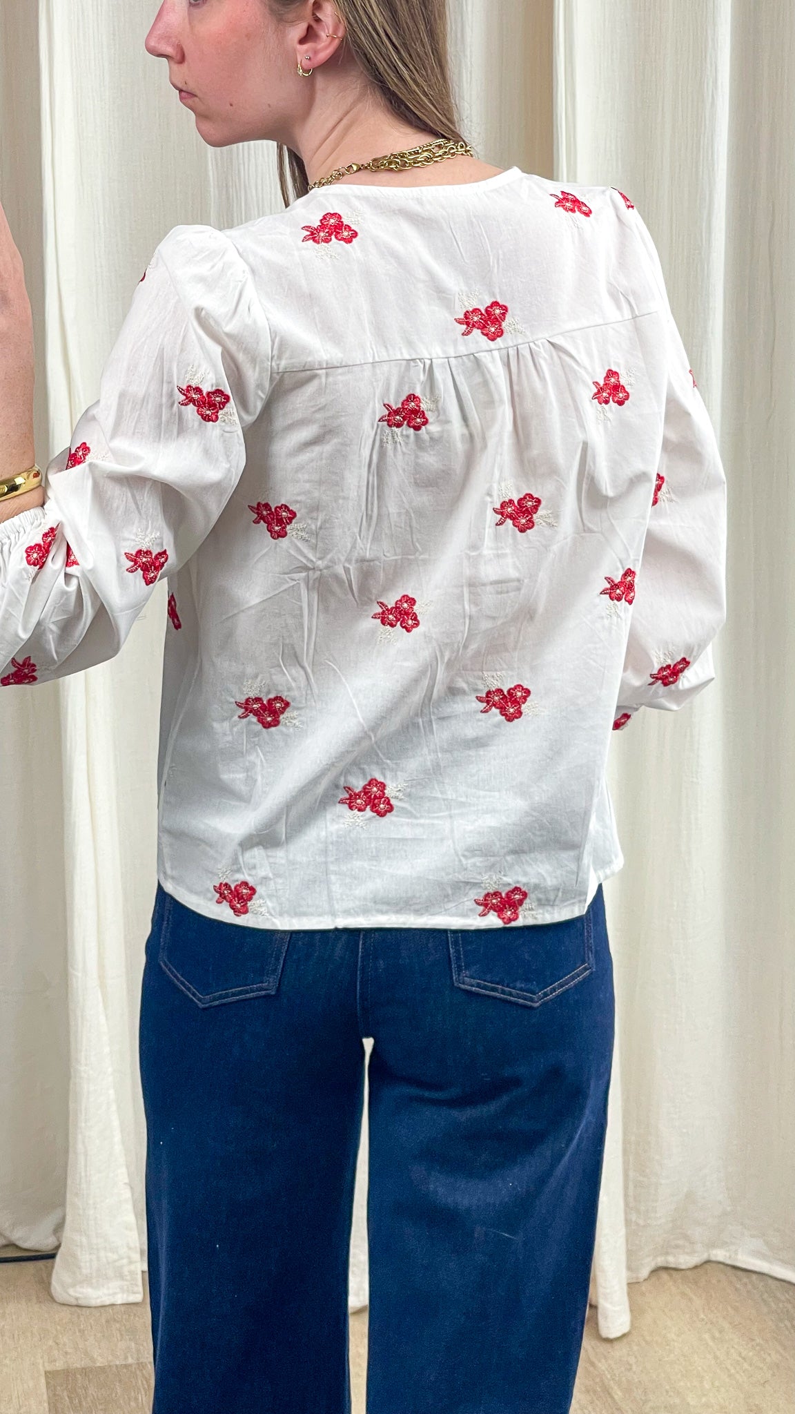 Blouse Martine blanche en coton à broderies florales rouges, manches longues bouffantes, style romantique femme