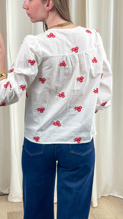 Blouse Martine blanche en coton à broderies florales rouges, manches longues bouffantes, style romantique femme