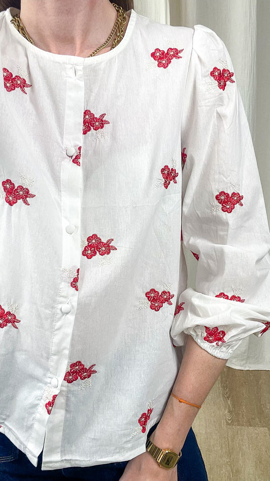 Blouse blanche brodée fleurs rouges manches bouffantes femme, chemise coton style romantique boutonnée col rond