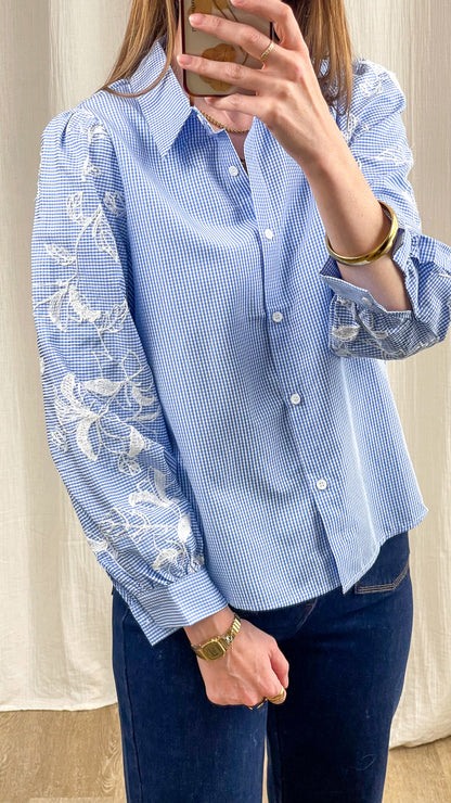 Chemise Estelle femme vichy bleu et blanc manches longues broderies florales blanches coupe oversize