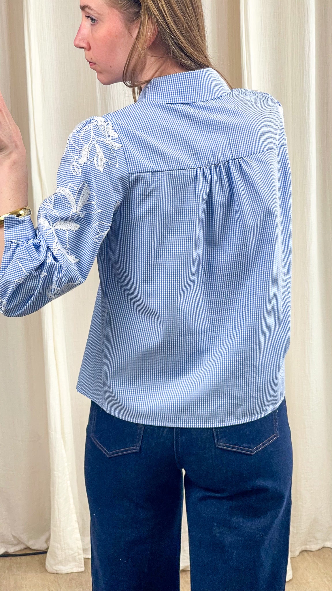 Chemise Estelle vichy bleu et blanc broderie florale manches bouffantes femme dos vue détail coupe fluide