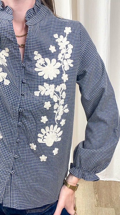 Chemise femme à carreaux bleu marine avec broderie florale blanche style bohème et manches à volants