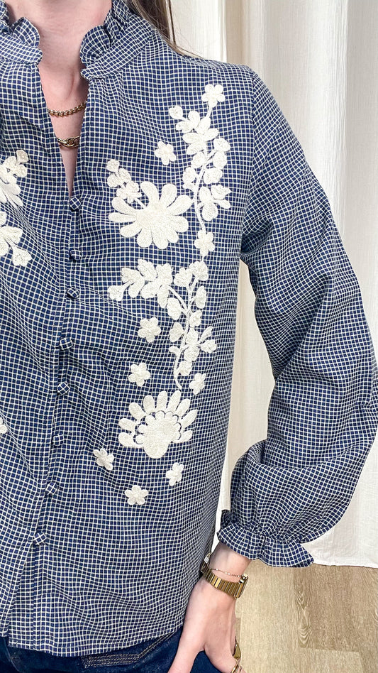 Chemise femme à carreaux bleu marine avec broderie florale blanche style bohème et manches à volants