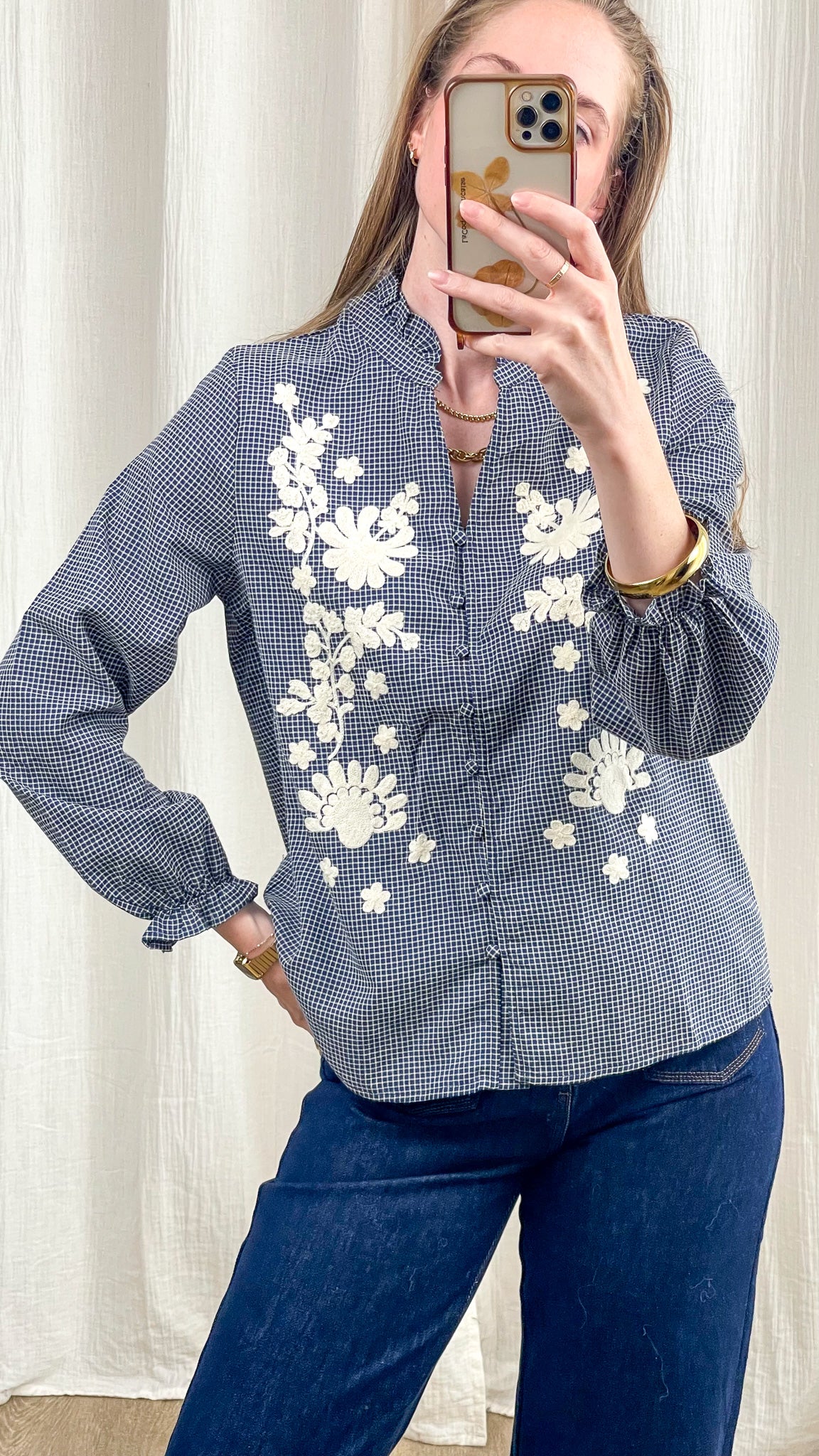 Chemise femme à carreaux bleu marine et blanc avec broderies florales blanches, coupe classique manches longues