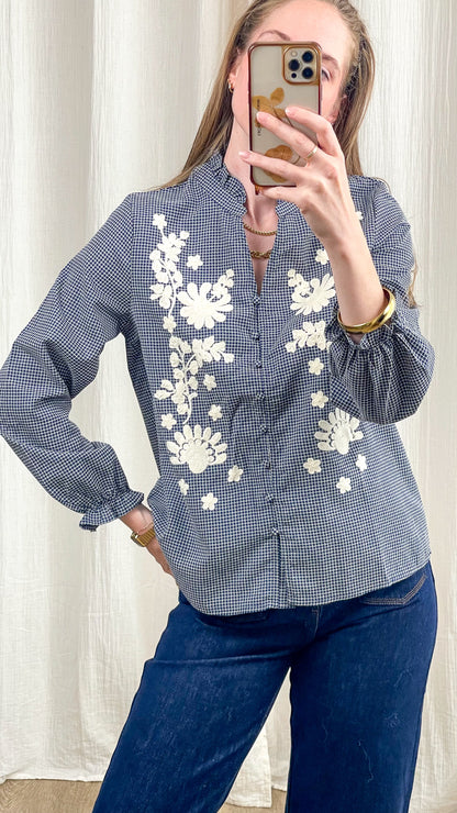 Chemise femme à carreaux bleu marine et blanc avec broderies florales blanches, coupe classique manches longues