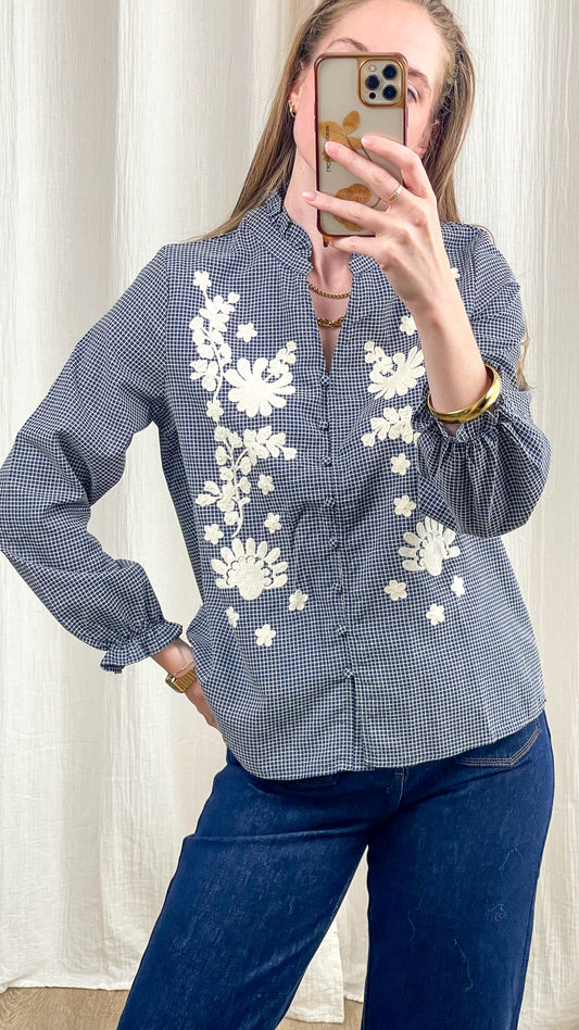 Chemise femme à carreaux bleu marine et blanc avec broderies florales blanches, coupe classique manches longues