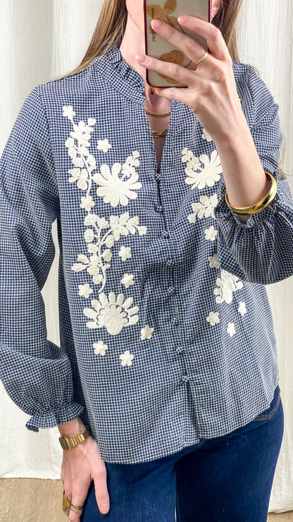 Chemise femme à carreaux bleu marine et blanc avec broderies florales blanches et manches à volants