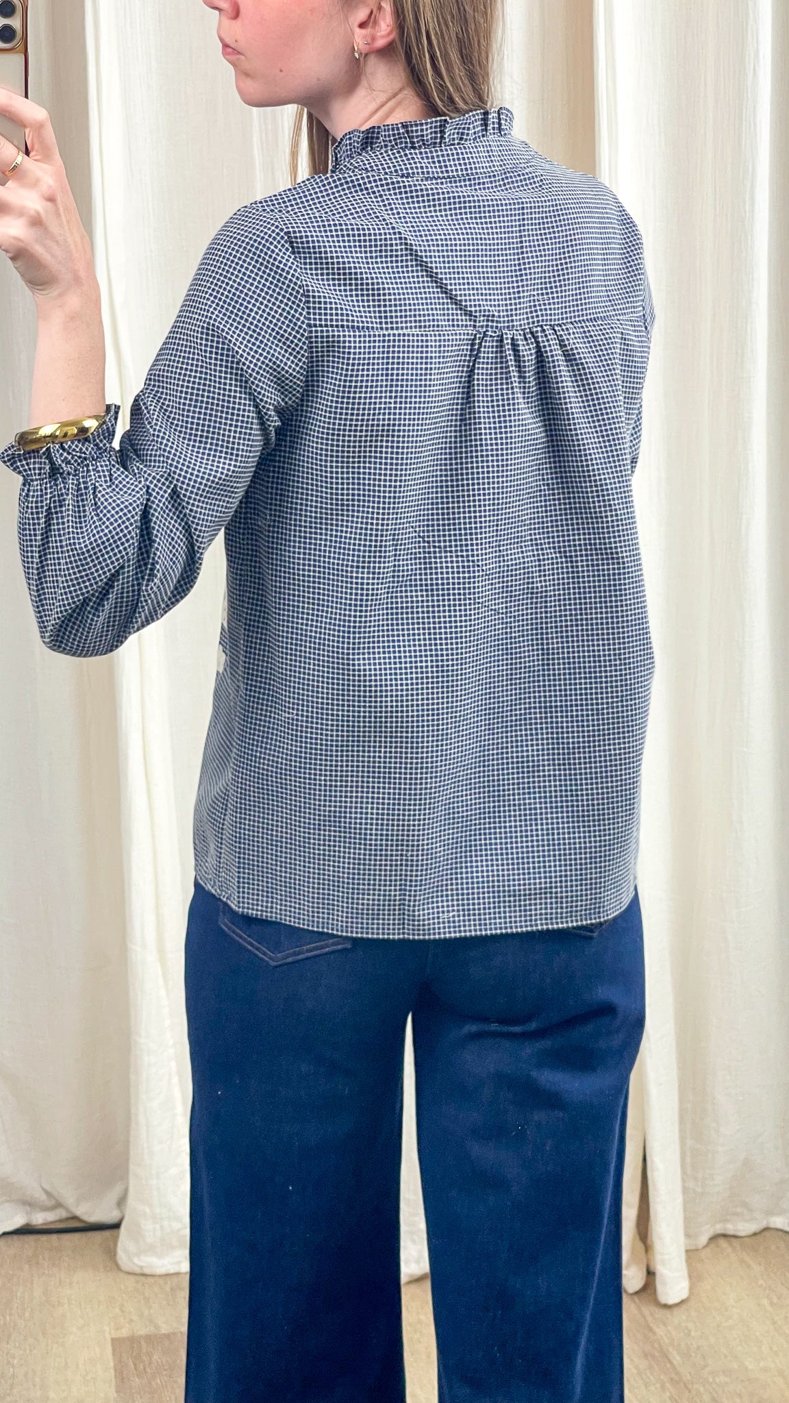 Blouse femme à carreaux bleu et blanc col montant manches bouffantes style romantique dos froncé