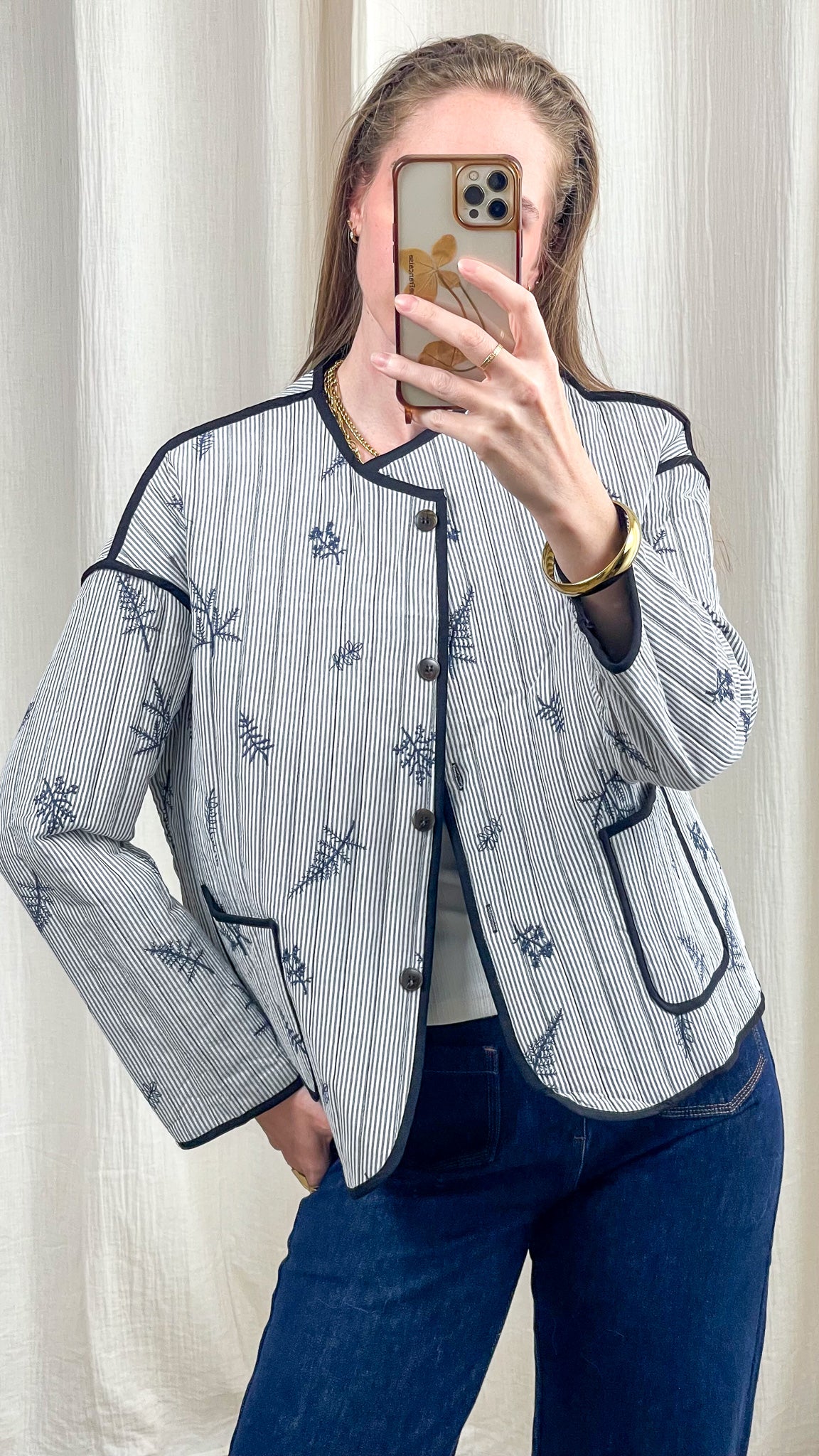 Veste légère rayée bleu et blanc à motifs brodés avec liseré marine et poches femme style vintage chic