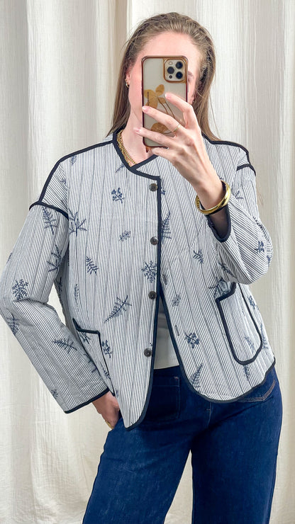 Veste légère rayée bleu et blanc à motifs brodés avec liseré marine et poches femme style vintage chic