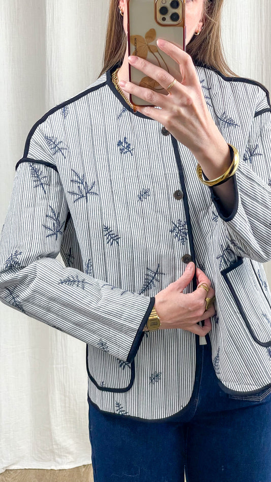 Veste légère rayée blanc et bleu marine broderies florales avec passepoils contrastés femme style bohème chic