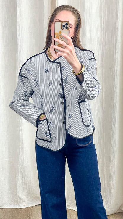 Veste légère rayée bleu et blanc avec broderies florales et liseré marine femme style chic décontracté