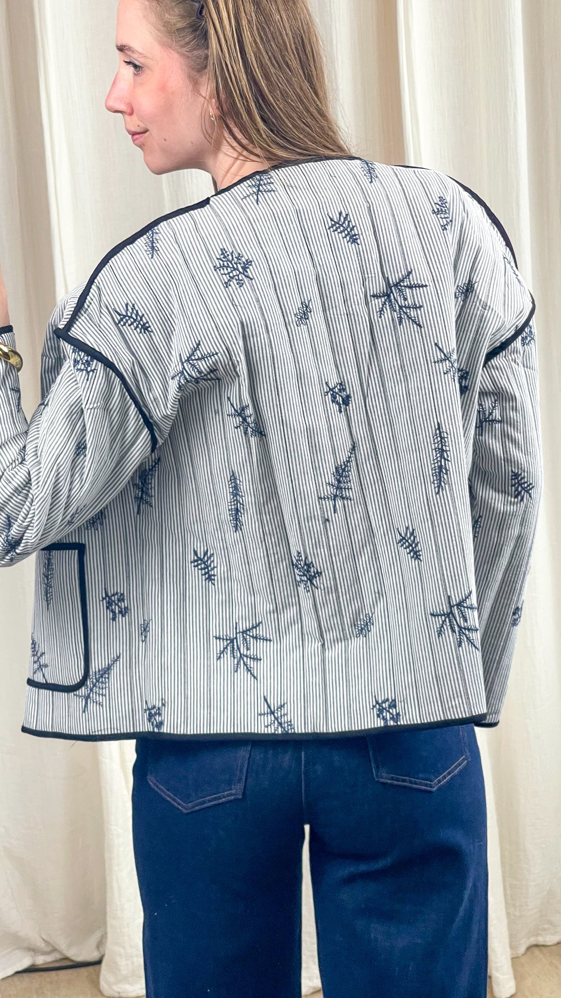 Veste légère rayée bleu et blanc broderies florales style japonisant femme avec passepoil contrasté