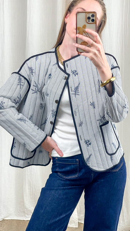 Veste légère rayée bleu et blanc broderies florales coupe droite poches plaquées style bohème chic femme