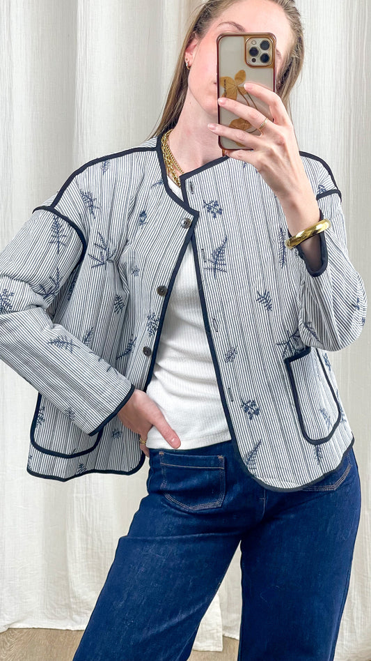 Veste légère rayée bleu et blanc broderies florales coupe droite poches plaquées style bohème chic femme