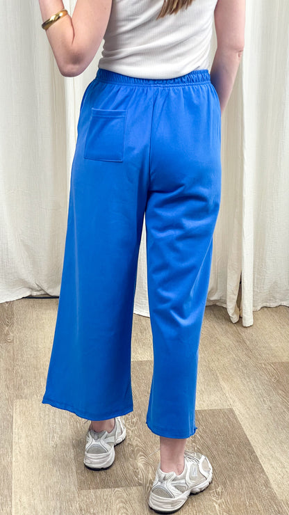 Pantalon jogging large bleu roi taille élastique avec poche arrière, style casual confort femme Bien-Être Club