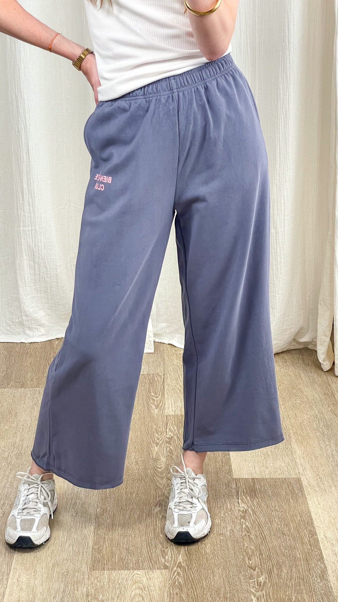 Pantalon jogging large bleu gris taille élastique Bien-Être Club coupe fluide femme style streetwear décontracté