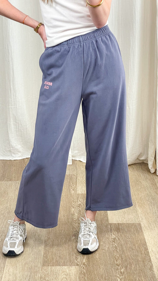 Pantalon jogging large bleu gris taille élastique Bien-Être Club coupe fluide femme style streetwear décontracté