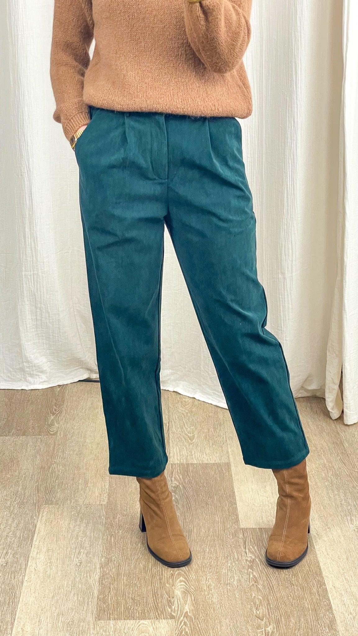 Pantalon velours côtelé bleu canard coupe droite taille haute femme porté avec bottines camel