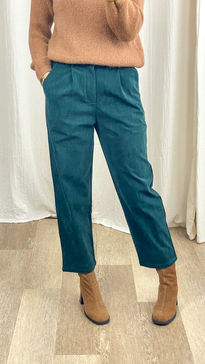 Pantalon velours côtelé bleu canard coupe droite taille haute femme porté avec bottines camel