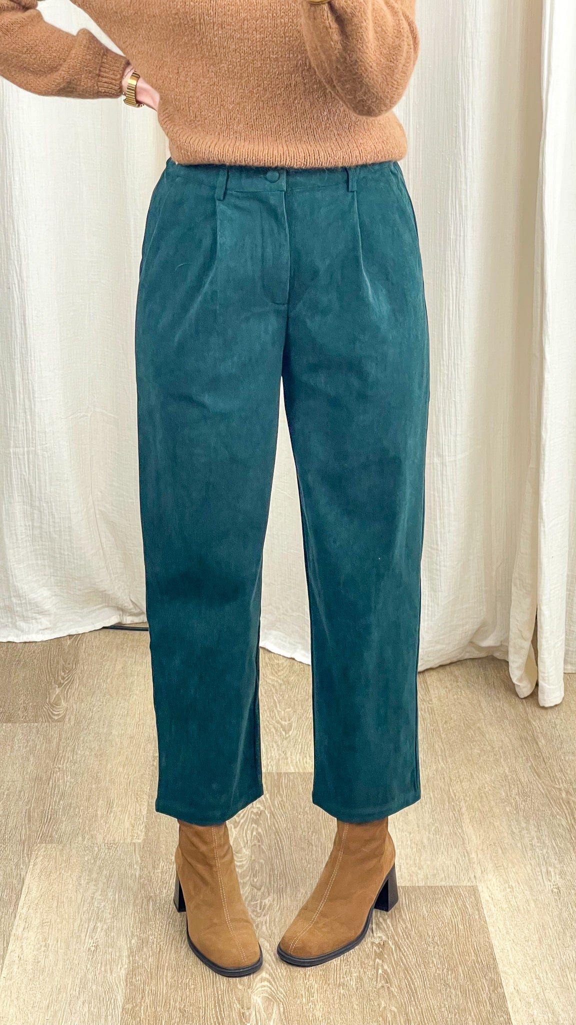 Pantalon velours côtelé vert canard taille haute coupe droite 7/8 femme porté avec pull camel